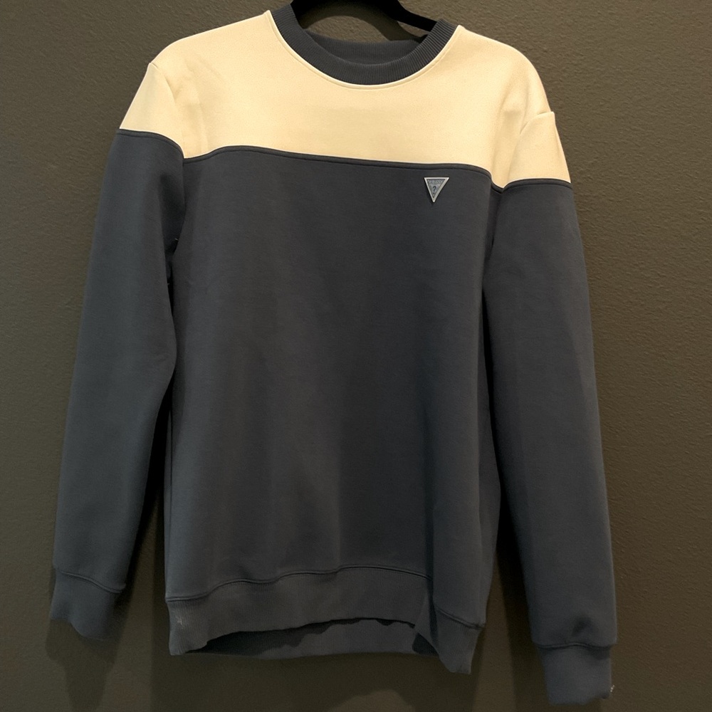 Vintage GUESS men’s unisex sweatshirt size small spell out on back, logo front